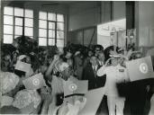 Fotografia de Américo Tomás, acompanhado por António Augusto Peixoto Correia, na Cajú Insdustrias em Lourenço Marques