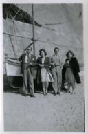 Fotografia de Maria Natália e Maria Madalena, filhas de Américo Tomás, com familiares e amigos na Praia de Santa Cruz, em Torres Vedras