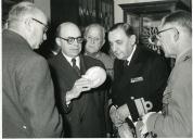 Fotografia de Américo Tomás, Aurélio Ricardo Belo e comitiva, por ocasião da visita ao Asilo de Inválidos Militares de Runa, em Torres Vedras.