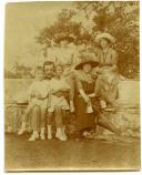 Fotografia de Gertrudes Ribeiro da Costa junto de familiares e amigos, no Miradouro da Cruz durante uma visita à Quinta da Penha Verde, em Sintra.