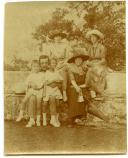 Fotografia de Gertrudes Ribeiro da Costa junto de familiares e amigos, no Miradouro da Cruz durante uma visita à Quinta da Penha Verde, em Sintra.