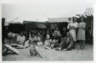 Fotografia de Maria Madalena e Maria Natália, filhas de Américo Tomás, com familiares e amigos na Praia do Homem do Leme, no Porto, por ocasião da sua visita ao norte de Portugal