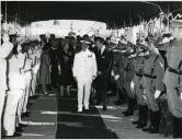 Fotografia de Américo Tomás, acompanhado por Gertrudes Rodrigues Tomás por Oliveira Salazar, regressando da visita de estado a Moçambique, São Tomé e Príncipe e com passagem em Angola, no Terreiro do Paço, em Lisboa