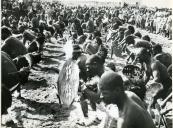 Fotografia de danças tribais em Quissico, por ocasião da visita de estado efetuada por Américo Tomás a Moçambique