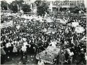 Fotografia de Américo Tomás saudando a população de Quelimane do interior de um automóvel durante a visita de estado efetuada a Moçambique