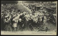 Bilhete-postal ilustrado com a fotografia de Bernardino Machado, em França, visitando as forças militares do Corpo Expedicionário Português (CEP) estacionada em Roquetoire