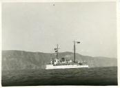 Fotografia do navio hidrográfico “D. João de Castro”, incorporado ao efetivo dos navios da Armada Portuguesa em 1941, a caminho dos Açores na sua primeira missão hidrográfica