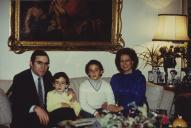 Fotografia do casal Eanes com os filhos