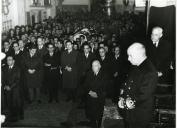 Fotografia do Presidente da República Américo Tomás na capela do Hospital da Estrela, assistindo à missa de corpo presente do subsecretário de Estado do Exército
