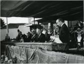 Fotografia de Américo Tomás, acompanhado por Eduardo de Arantes e Oliveira e por Alfredo Rodrigues dos Santos Júnior, em Cascais, presidindo à cerimónia de inauguração da estátua de D. Pedro I