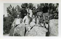 Fotografia de Maria Madalena e Maria Natália, filhas de Américo Tomás, com familiares e amigos durante um passeio na Lagoa Azul, em Sintra