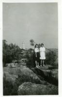 Fotografia de Maria Madalena e Maria Natália, filhas de Américo Tomás, durante uma visita ao Farol da Guia, em Cascais