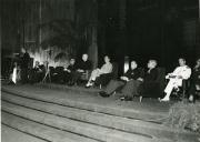 Fotografia de Américo Tomás acompanhado por várias individualidades na Sala Magna da Reitoria da Universidade Clássica de Lisboa durante a sessão de inauguração do X Congresso Internacional de Pediatria