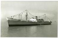 Fotografia do navio de carga e passageiros a motor "Ganda" da Companhia Colonial de Navegação (C.C.N.) fundeado no Tejo