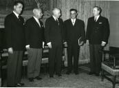 Fotografia de Américo Tomás, acompanhado por Alfredo Rodrigues dos Santos Júnior, no Palácio de Belém, recebendo em audiência os governadores dos distritos dos Açores