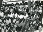 Fotografia de Gertrudes Rodrigues Tomás em Quissico, assistindo a um evento, por ocasião da visita de estado de Américo Tomás efetuada a Moçambique