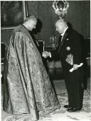 Fotografia de Américo Tomás no Palácio de Belém, presidindo à cerimónia de entrega de credenciais ao novo Núncio Apostólico