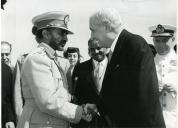 Fotografia de Américo Tomás, Oliveira Salazar e Hailé Salassié I, por ocasião da sua visita de Estado a Portugal, no Aeroporto da Portela, em Lisboa.