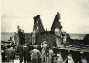 Fotografia de Américo Tomás procedendo à cravação do 1º rebite no navio-tanque “Sameiro”, no Arsenal do Alfeite, em Almada