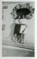 Fotografia de Maria Natália e Maria Madalena, filhas de Américo Tomás, durante uma visita à Boca do Inferno, em Cascais