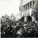 Fotografia da população em Matosinhos, durante a inauguração do Bairro da Sociedade Anónima de Combustíveis e Óleos Refinados