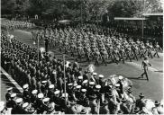 Fotografia de Américo Tomás, em Lisboa, assistindo a um desfile da Legião Portuguesa