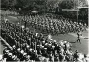 Fotografia de Américo Tomás, em Lisboa, assistindo a um desfile da Legião Portuguesa