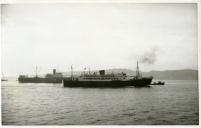 Fotografia dum navio de passageiros navegando no rio Tejo