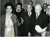 Fotografia do Presidente da República Américo Tomás, acompanhado por José João Gonçalves de Proença e pelo elenco da ópera Otello, no Coliseu dos Recreios