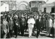 Fotografia de Américo Tomás saudando a população por ocasião da visita efetuada ao distrito de Bragança, de 29 a 31 de agosto de 1964, inserida no encerramento das comemorações do 5.º centenário da cidade transmontana