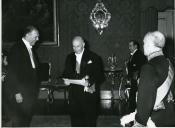 Fotografia de Américo Tomás no Palácio Nacional de Belém, presidindo à cerimónia de entrega de credenciais pelo novo embaixador do Uruguai