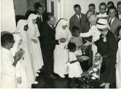 Fotografia de Américo Tomás, acompanhado por António Augusto Peixoto Correia e por Gertrudes Rodrigues Tomás, por ocasião da visita de estado de dez dias efetuada a Moçambique