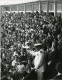 Fotografia de Américo Tomás, acompanhado por Gertrudes Rodrigues Tomás em Santarém, por ocasião da inauguração da praça de touros Monumental Celestino Graça