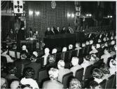 Fotografia de Américo Tomás, acompanhado por António Augusto Peixoto Correia, na Sociedade de Geografia de Lisboa, presidindo à inauguração da Semana do Ultramar