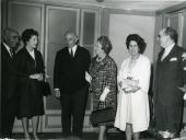 Fotografia de Américo Tomás, acompanhado por Gertrudes Rodrigues Tomás e pela filha Maria Natália, por Alfredo Rodrigues dos Santos Júnior por José Henrique de Azeredo Perdigão, no Coliseu dos Recreios, por ocasião do encerramento do IX Festival Gulbenkian de Música