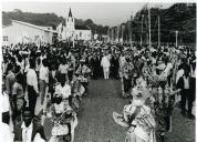 Fotografia de Américo Tomás, acompanhado por António Augusto Peixoto Correia e por César Moreira Batista, saudando a população por ocasião de uma paragem na Ilha do Príncipe, durante o regresso da visita de estado efetuada a Moçambique