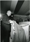 Fotografia de Américo Tomás presidindo à inauguração solene das obras do Estaleiro Naval da Margueira