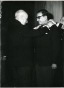 Fotografia de Américo Tomás no Palácio de Belém, condecorando membros do Governo com a Ordem Militar de Cristo