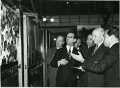 Fotografia de Américo Tomás acompanhado por César Moreira Batista na Sociedade de Geografia de Lisboa, por ocasião da inauguração da exposição intitulada "Os portugueses de Portugal de hoje"
