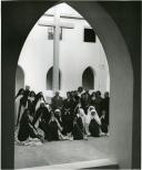 Fotografia de Américo Tomás, acompanhado por Gertrudes Rodrigues Tomás, por ocasião da visita efetuada ao novo convento das carmelitas, no Estoril