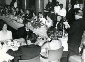 Fotografia de Américo Tomás, acompanhado por Gertrudes Rodrigues Tomás, durante a receção solene e banquete no Grande Hotel da cidade da Beira, durante a visita de estado a Moçambique