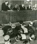 Fotografia de Américo Tomás, acompanhado por Eduardo de Arantes e Oliveira, no Instituto Superior Técnico, participando no Congresso nacional do Ensino de Engenharia