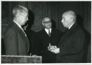 Fotografia de Américo Tomás recebendo a medalha comemorativa do 35.º aniversário da elevação de D. Manuel Gonçalves Cerejeira ao cardinalato