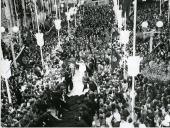 Fotografia de Américo Tomás caminhando pelas ruas da cidade de Chaves, por ocasião da visita oficial efetuada ao norte de Portugal