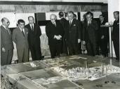 Fotografia de Américo Tomás, acompanhado por José João Gonçalves de Proença, durante a inauguração do Bairro da SACOR