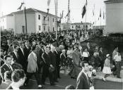 Fotografia de Américo Tomás na visita ao bairro das casas económicas de Benfica e Queluz