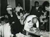 Fotografia de Américo Tomás, acompanhado por Gertrudes Rodrigues Tomás no Colégio-Liceu de Nossa Senhora do Rosário em Xai-Xai, por ocasião da visita de estado efetuada a Moçambique