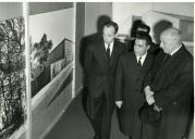 Fotografia de Américo Tomás na Sociedade Nacional de Belas Artes, presidindo à inauguração da exposição sobre "Novas Igrejas na Alemanha"