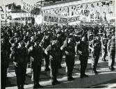 Fotografia de um grupo de militares em sentido e de população que saúda Américo Tomás em Lisboa
