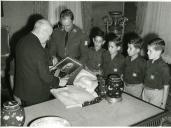 Fotografia de Américo Tomás no Palácio de Belém recebendo em audiência alunos da Mocidade Portuguesa da Ilha da Madeira